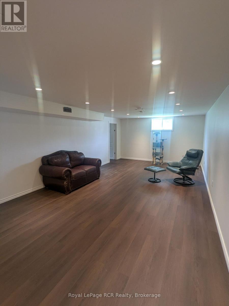 












551 15TH AVENUE

,
Hanover,




Ontario
N4N3J2


