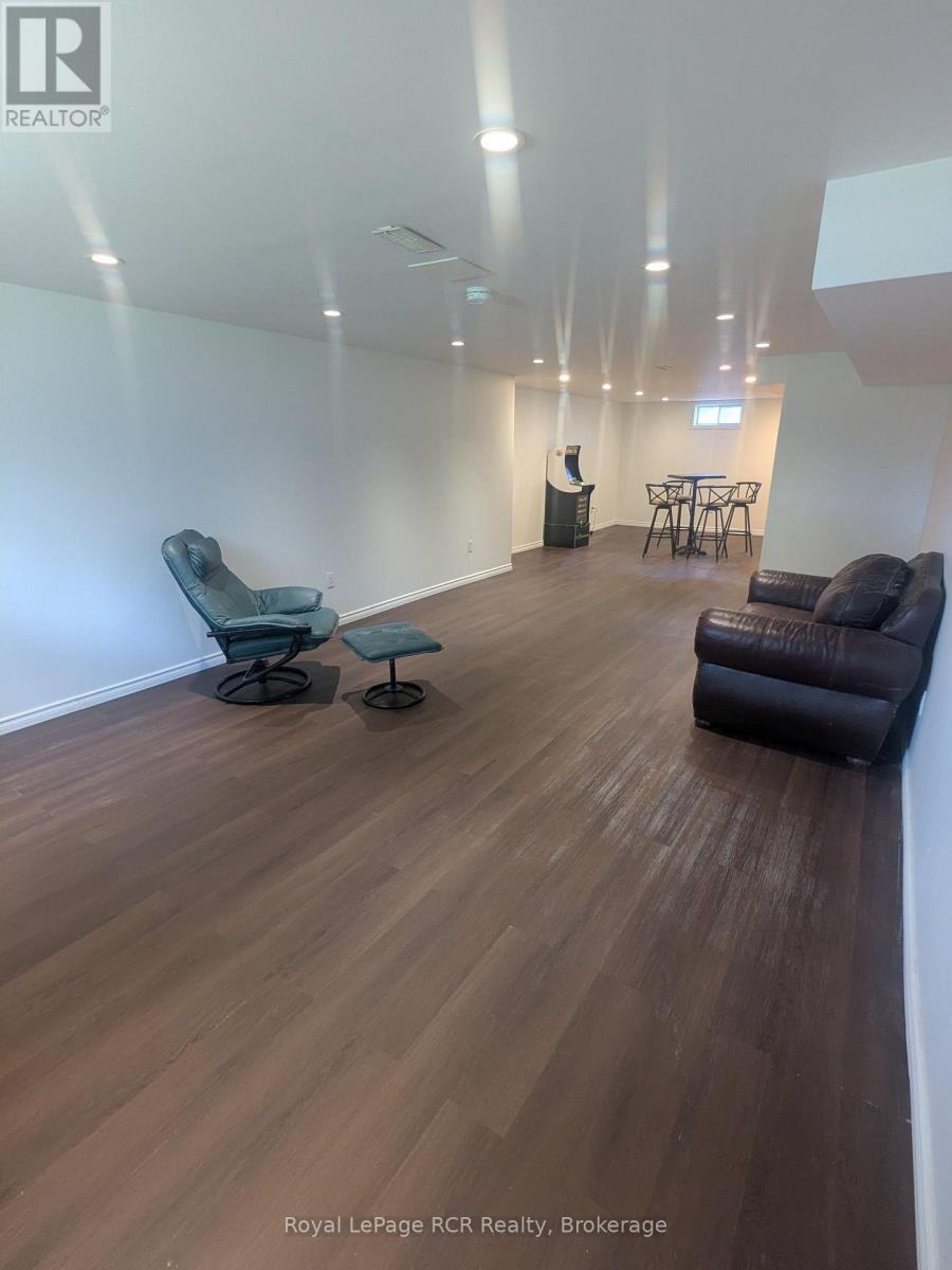 












551 15TH AVENUE

,
Hanover,




Ontario
N4N3J2

