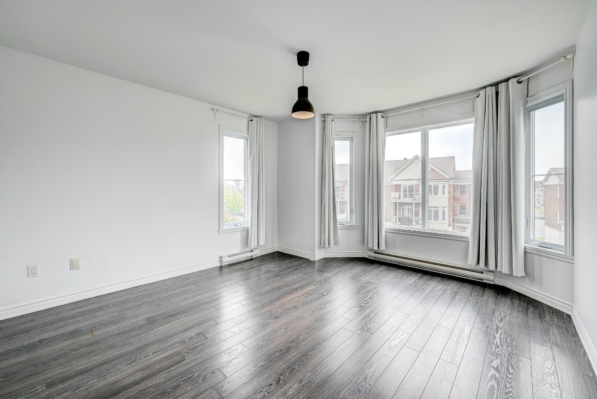 









6400


Rue Corbière

, 8,
Brossard,




QC
J4Z0G6

