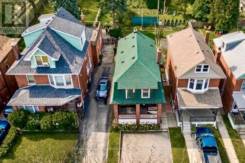 












216 MAPLEWOOD AVENUE

,
Hamilton (Blakeley),




Ontario
L8M1X8

