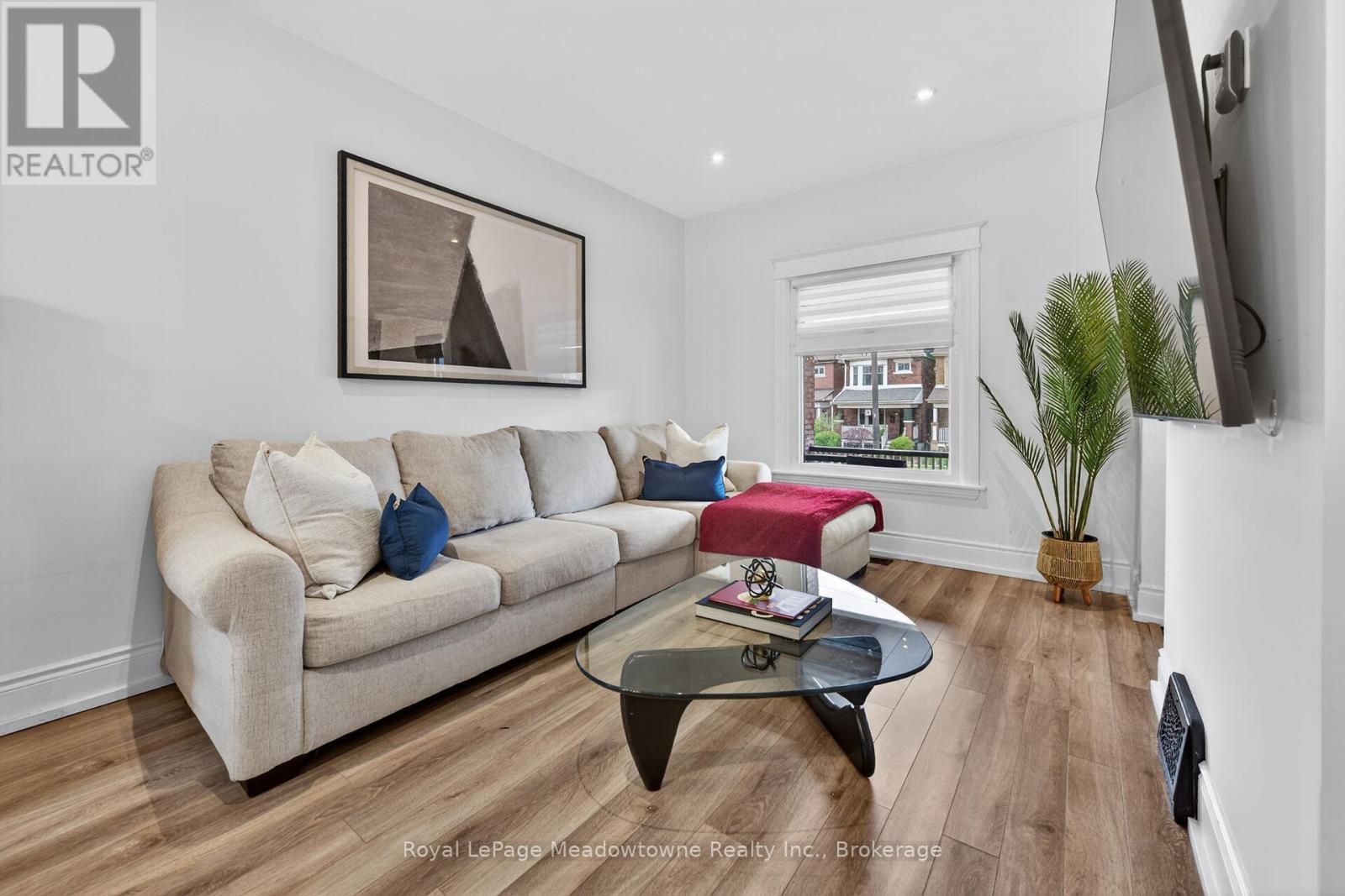 












216 MAPLEWOOD AVENUE

,
Hamilton (Blakeley),




Ontario
L8M1X8

