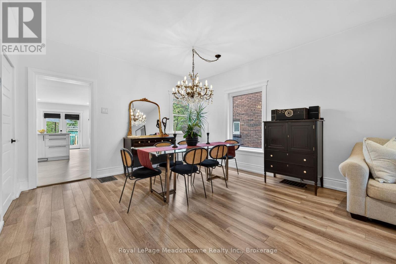 












216 MAPLEWOOD AVENUE

,
Hamilton (Blakeley),




Ontario
L8M1X8

