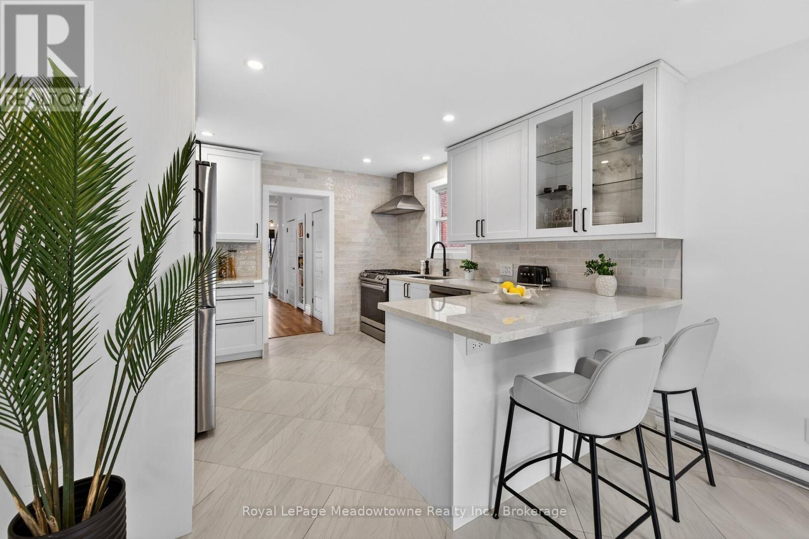 












216 MAPLEWOOD AVENUE

,
Hamilton (Blakeley),




Ontario
L8M1X8

