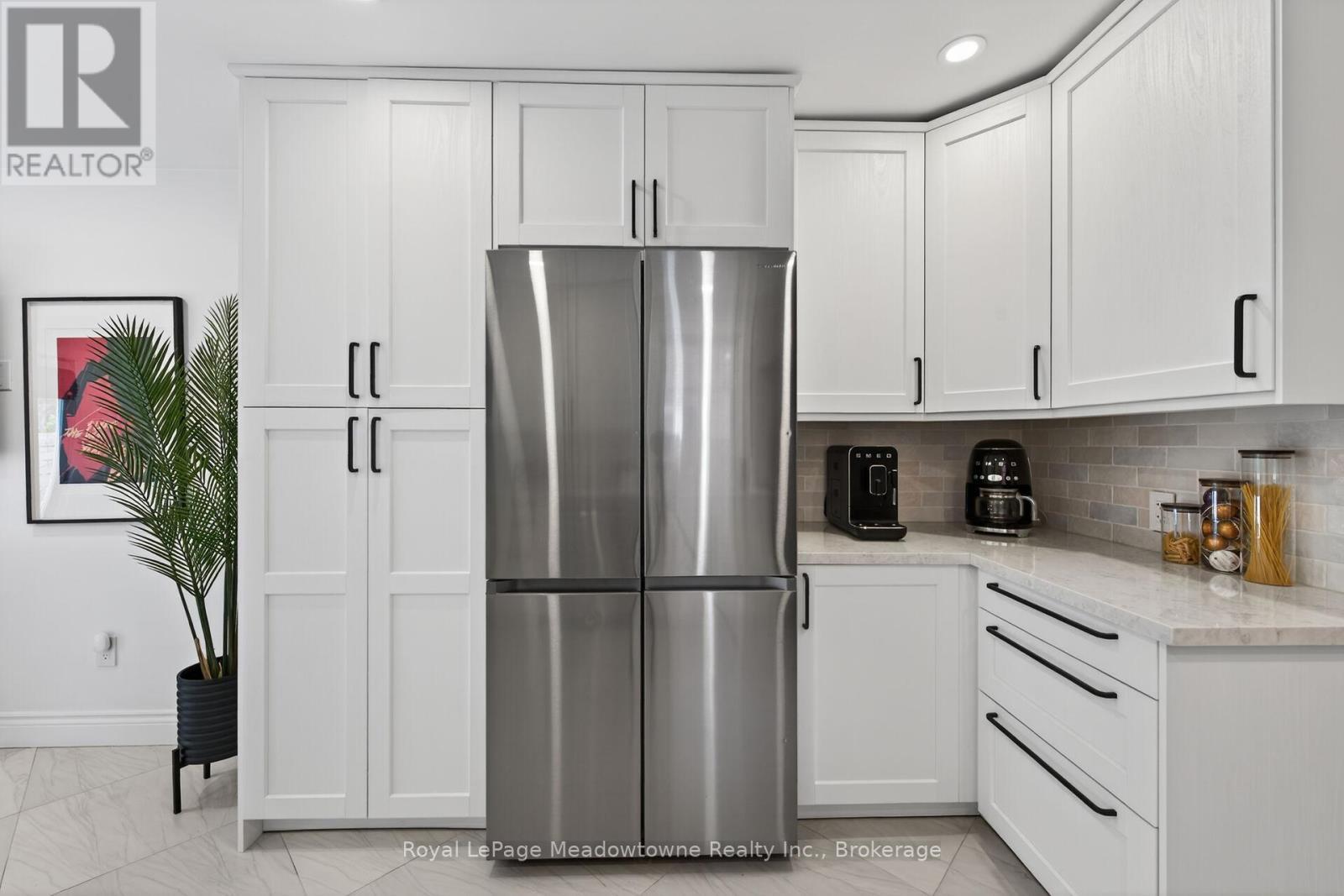 












216 MAPLEWOOD AVENUE

,
Hamilton (Blakeley),




Ontario
L8M1X8


