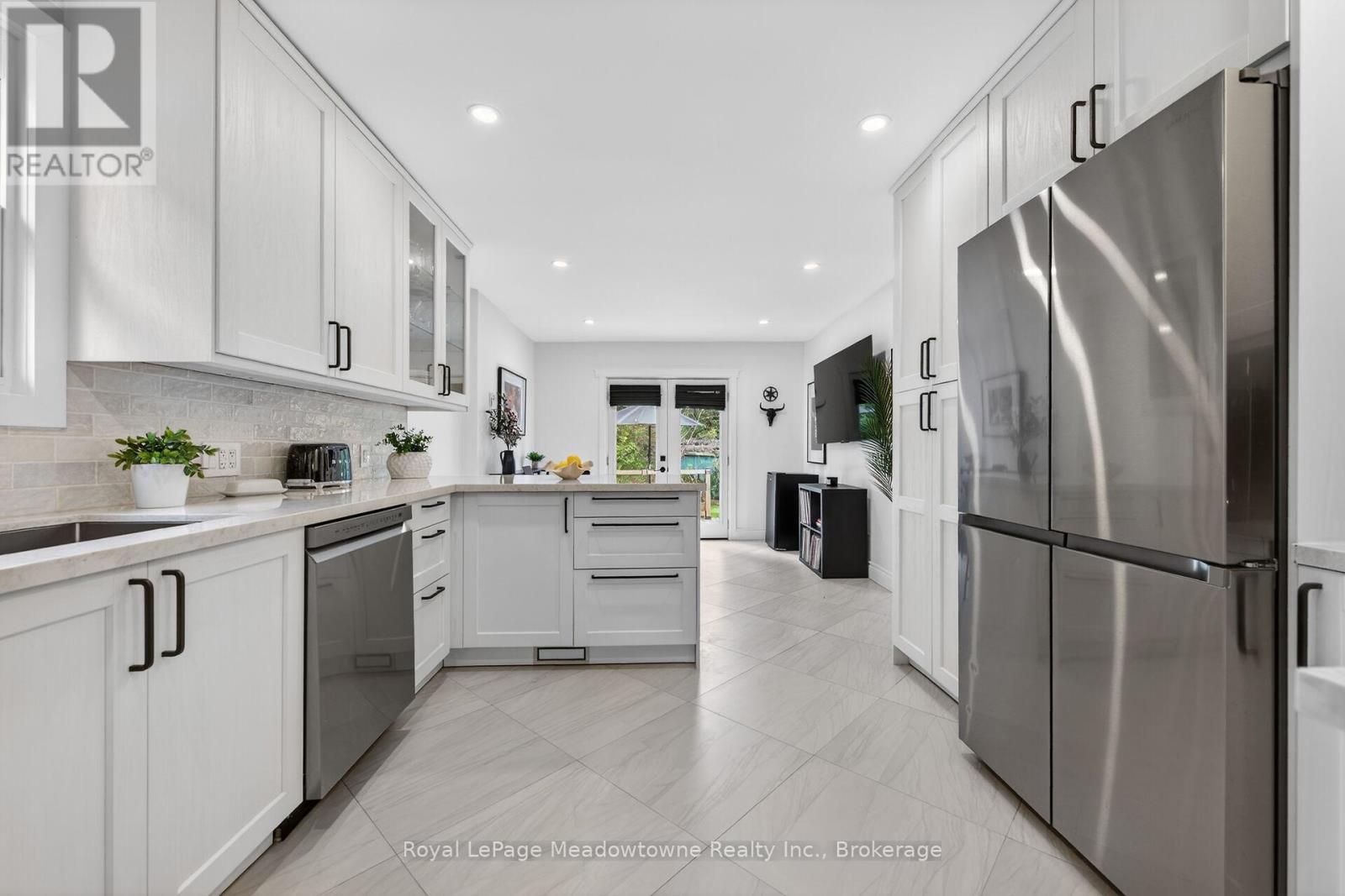 












216 MAPLEWOOD AVENUE

,
Hamilton (Blakeley),




Ontario
L8M1X8

