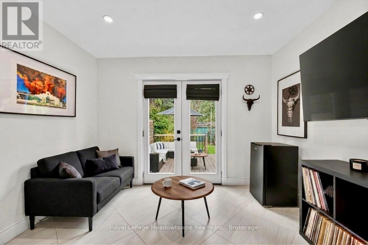 












216 MAPLEWOOD AVENUE

,
Hamilton (Blakeley),




Ontario
L8M1X8

