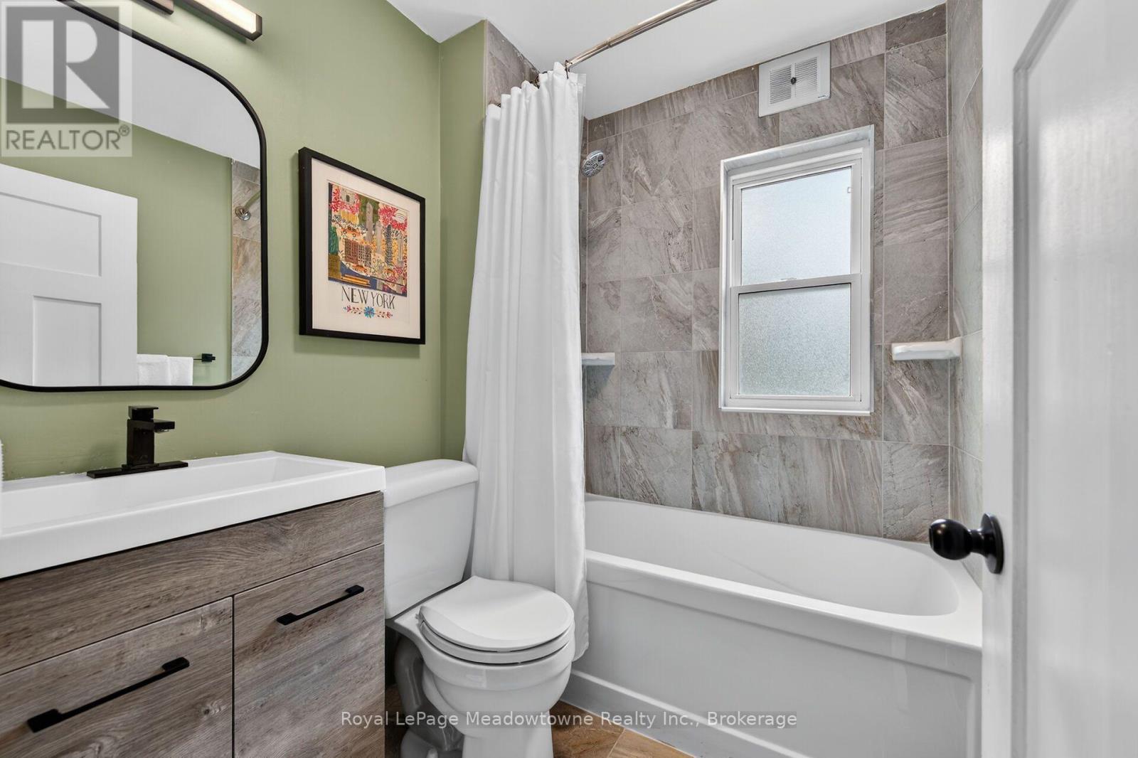 












216 MAPLEWOOD AVENUE

,
Hamilton (Blakeley),




Ontario
L8M1X8

