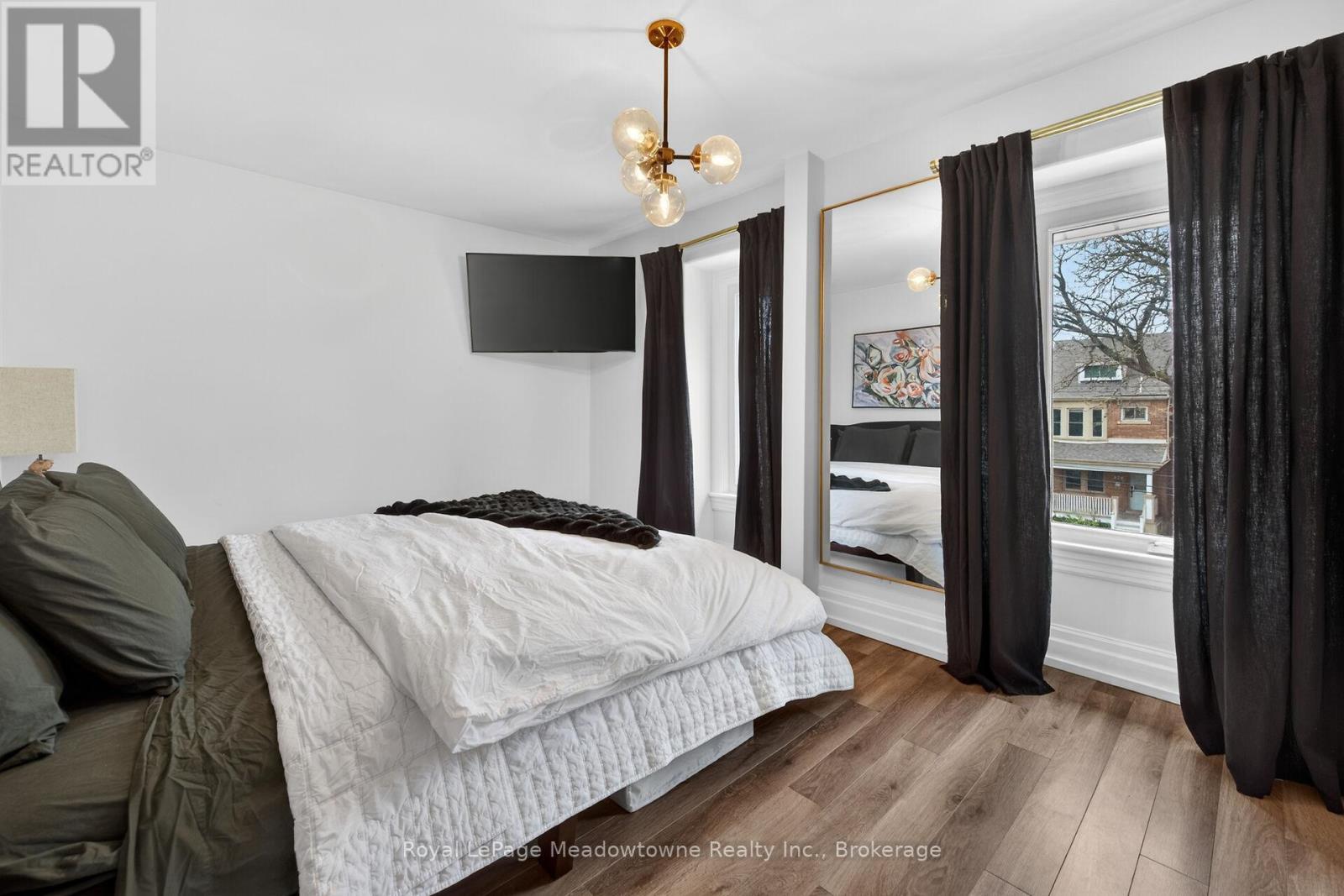 












216 MAPLEWOOD AVENUE

,
Hamilton (Blakeley),




Ontario
L8M1X8

