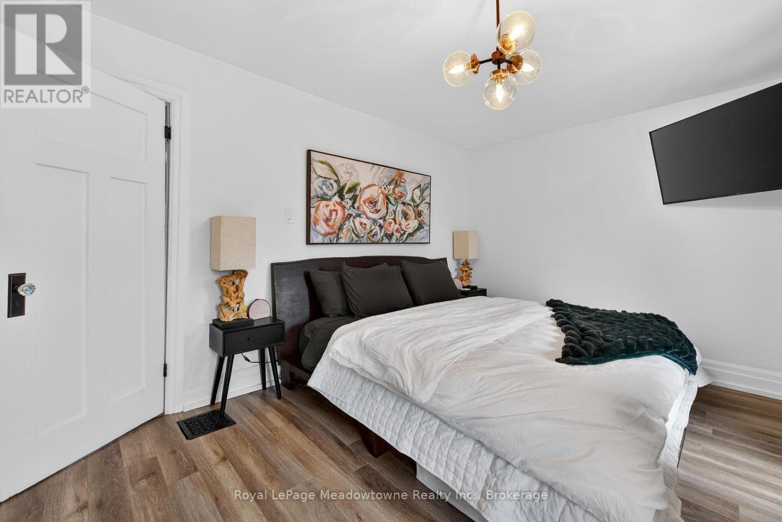 












216 MAPLEWOOD AVENUE

,
Hamilton (Blakeley),




Ontario
L8M1X8

