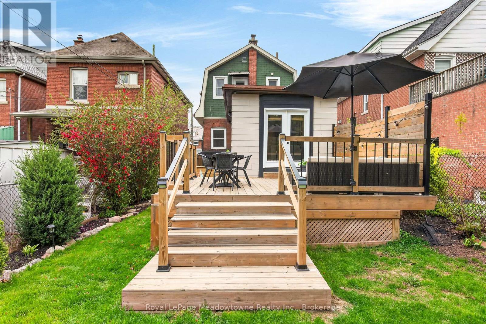 












216 MAPLEWOOD AVENUE

,
Hamilton (Blakeley),




Ontario
L8M1X8

