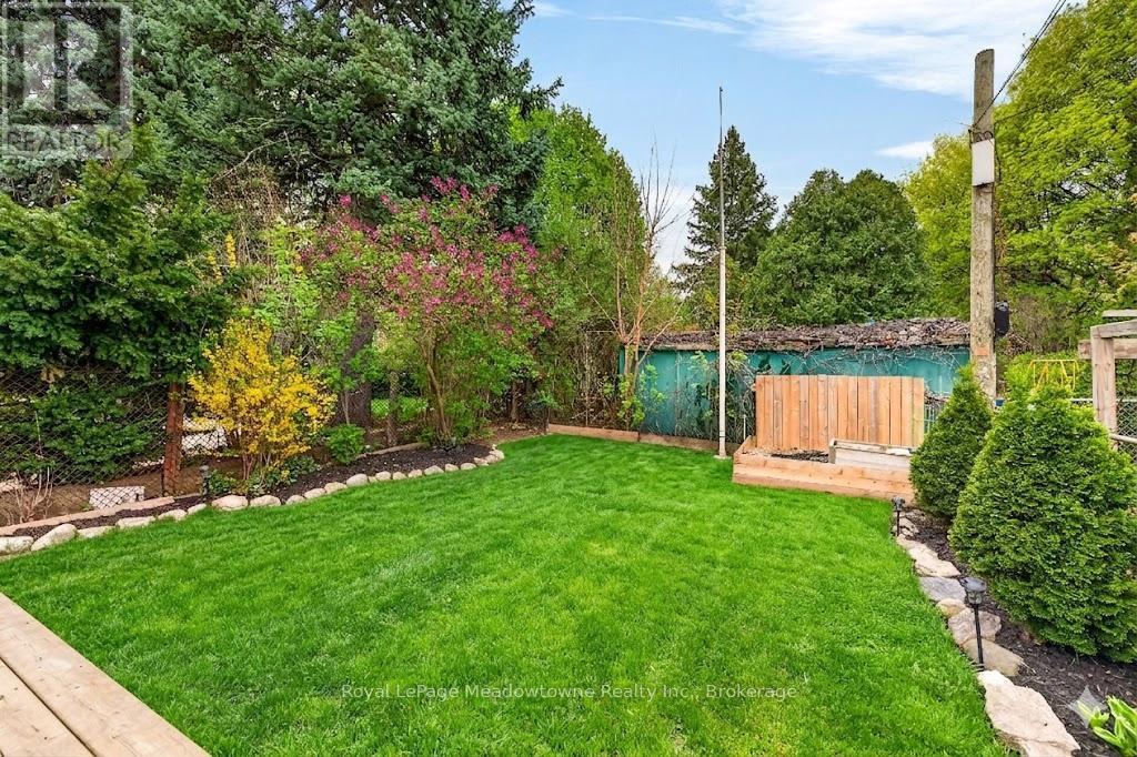 












216 MAPLEWOOD AVENUE

,
Hamilton (Blakeley),




Ontario
L8M1X8

