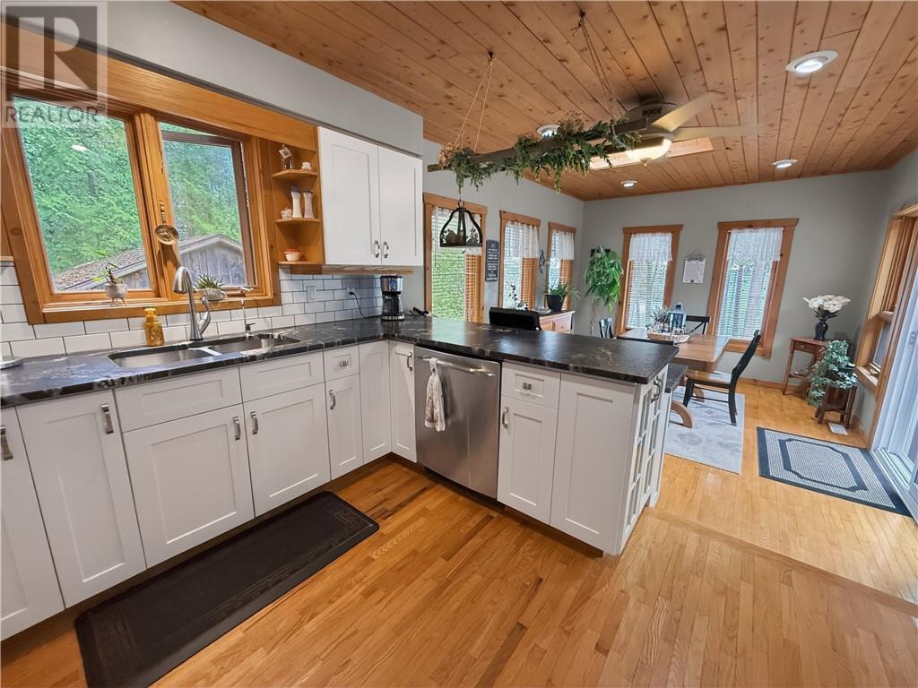 












168 Fox Run Way

,
Mindemoya, Manitoulin Island,




Ontario
P0P1S0

