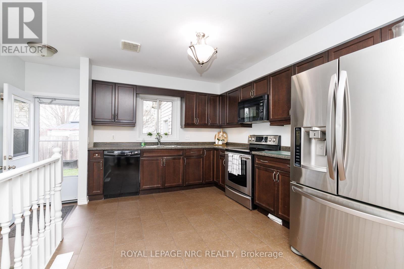 












16 LEONARD DRIVE

,
St. Catharines (Rykert/Vansickle),




Ontario
L2S3V2

