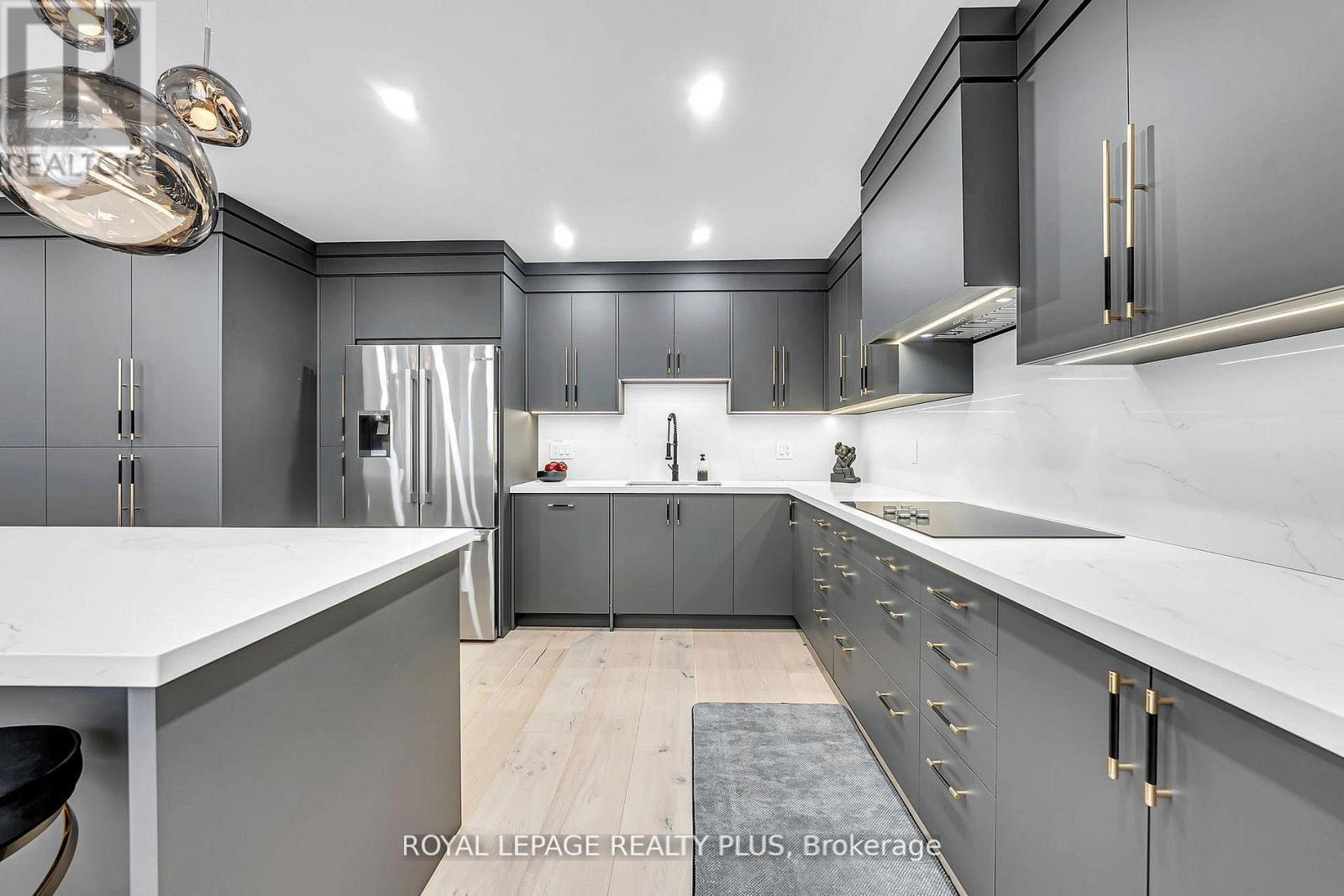 












4344 DALLAS COURT

,
Mississauga,




Ontario
L4W4G7

