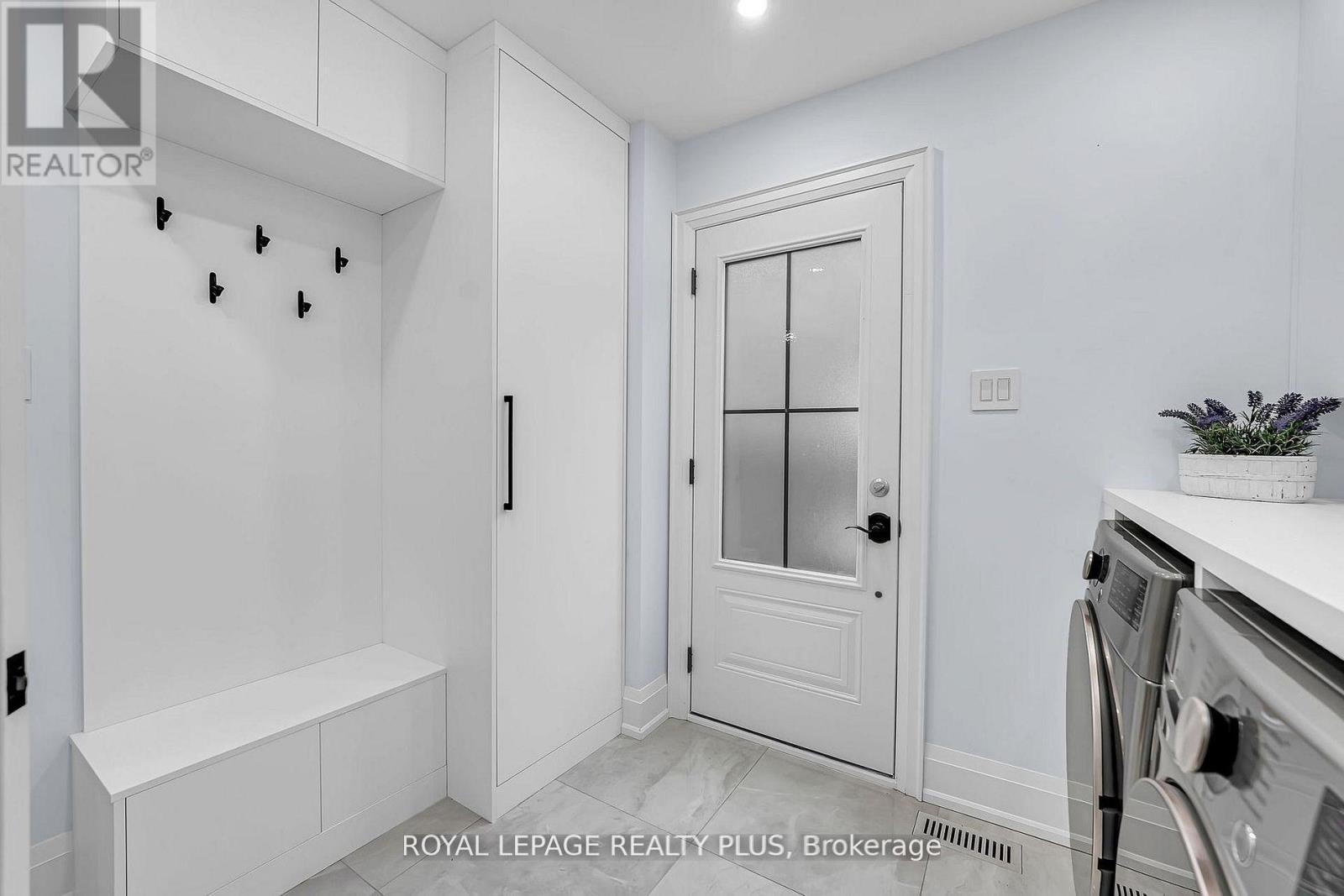 












4344 DALLAS COURT

,
Mississauga,




Ontario
L4W4G7

