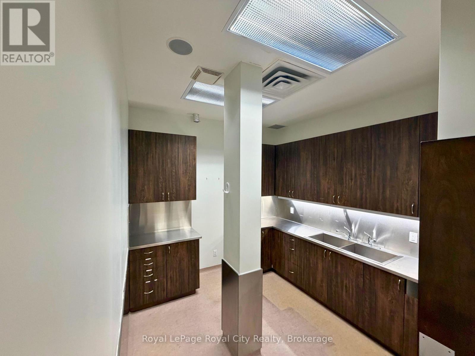 












105B - 21 SURREY STREET W

,
Guelph (Downtown),




Ontario
N1H3R3

