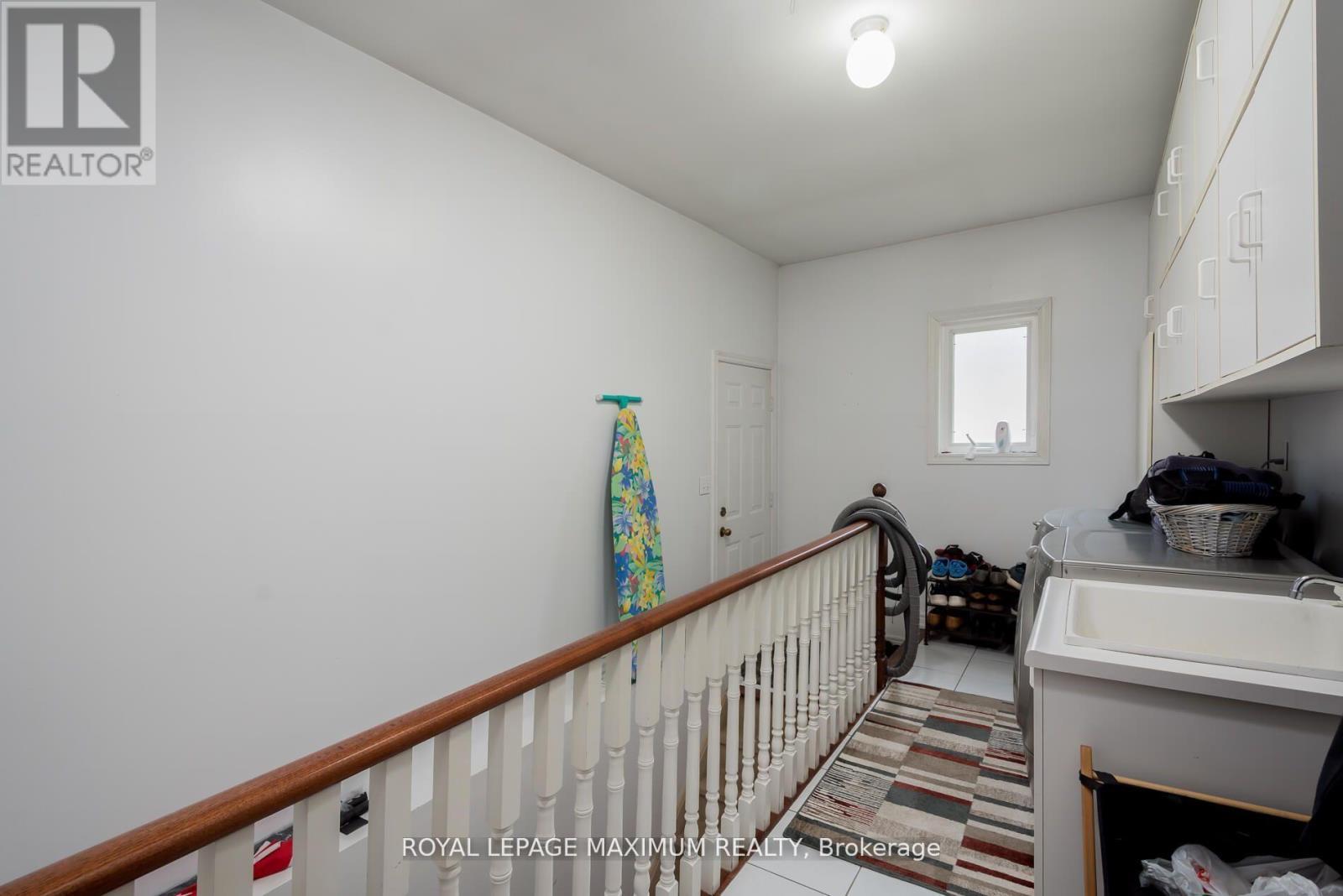 












195 GIDLEIGH PARK CRESCENT W

,
Vaughan,




Ontario
L4H1H9

