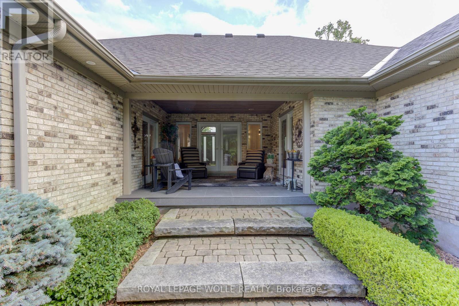 












14 JAMES COURT

,
Woolwich,




Ontario
N0B2M1

