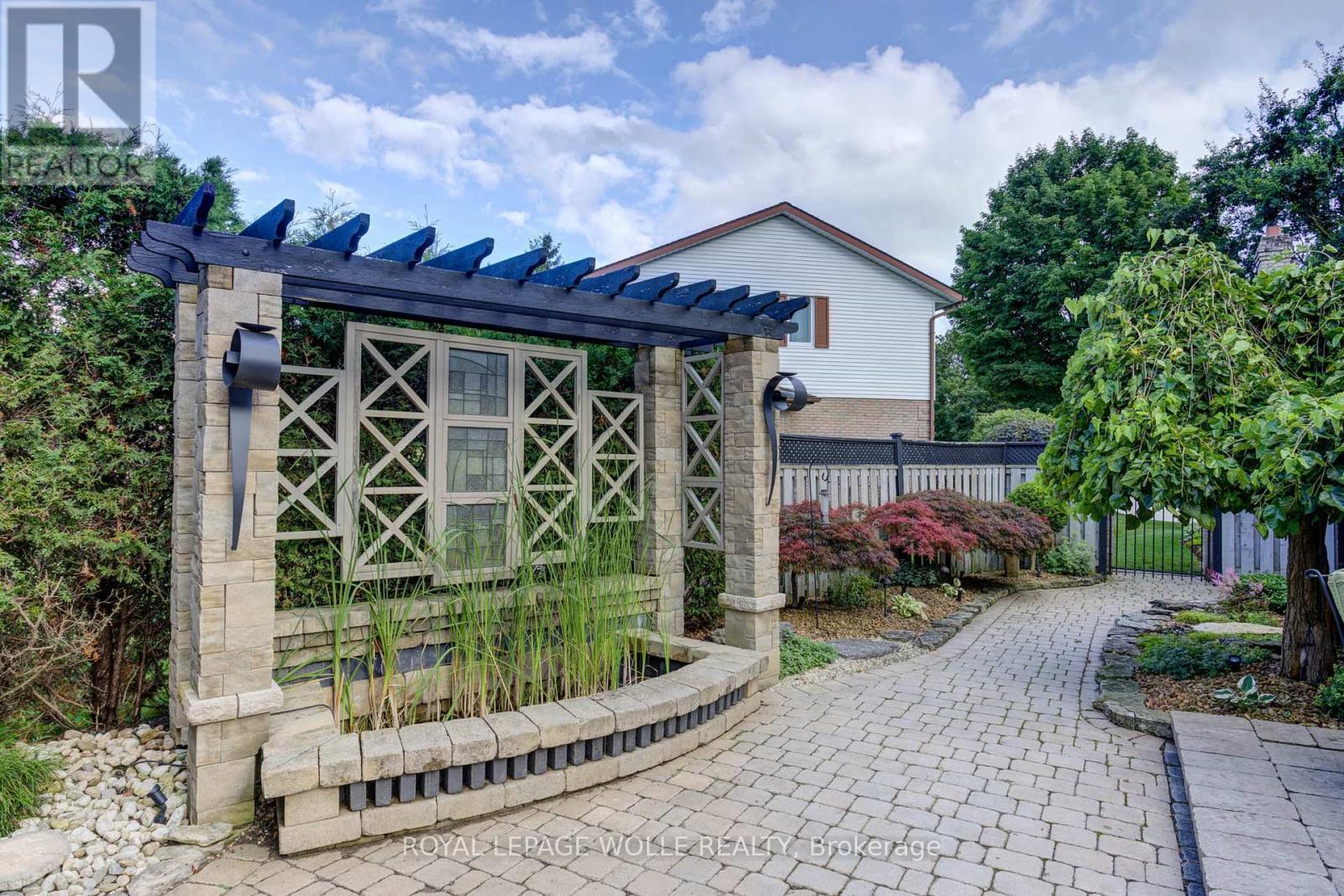 












14 JAMES COURT

,
Woolwich,




Ontario
N0B2M1

