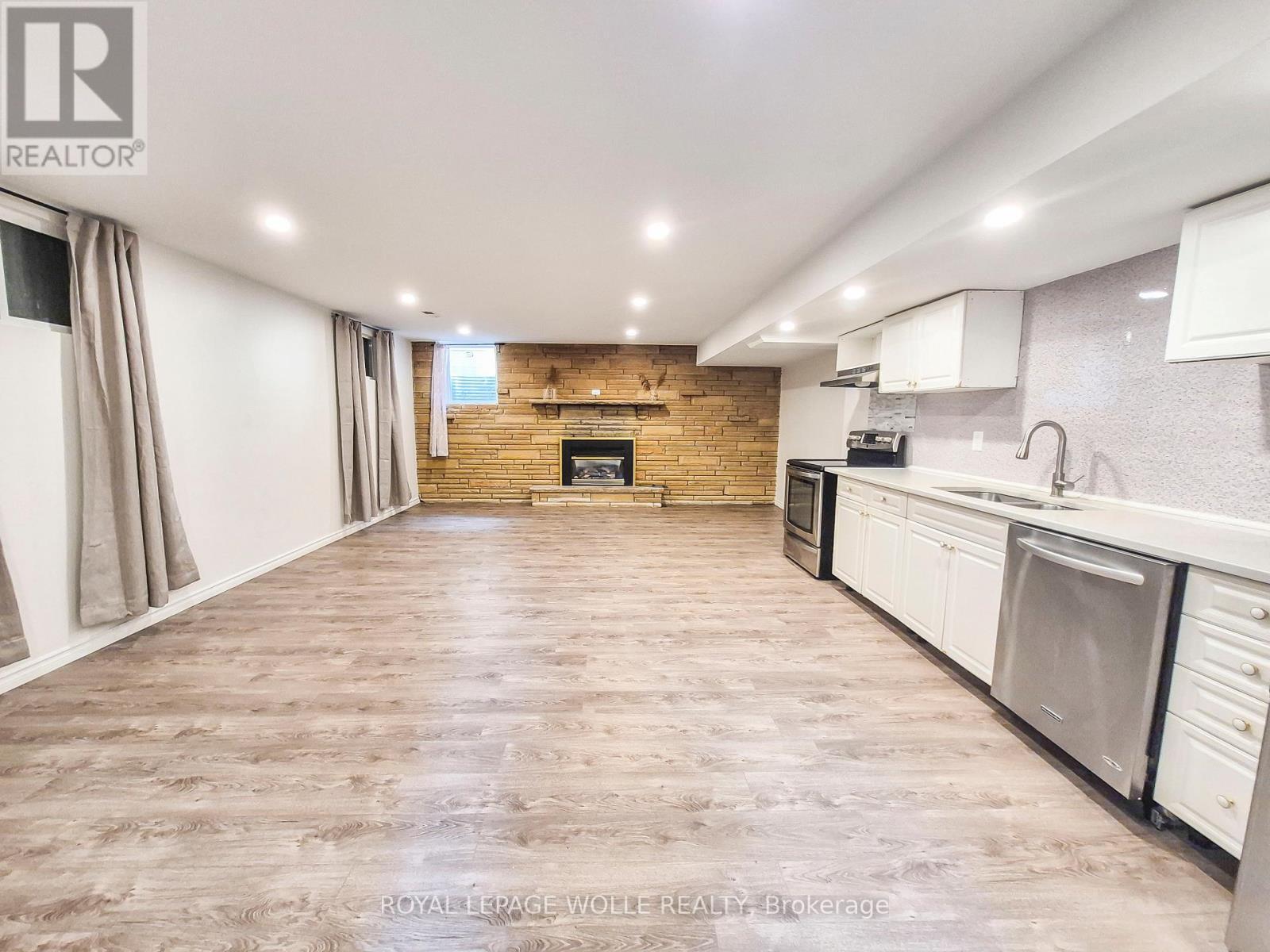 












11 DUNCAIRN AVENUE

,
Kitchener,




Ontario
N2M4S5

