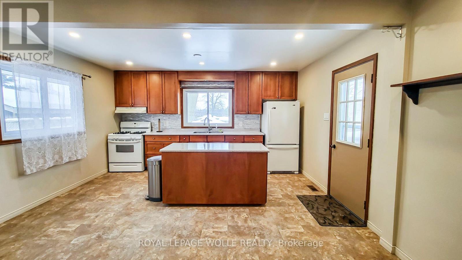 












11 DUNCAIRN AVENUE

,
Kitchener,




Ontario
N2M4S5

