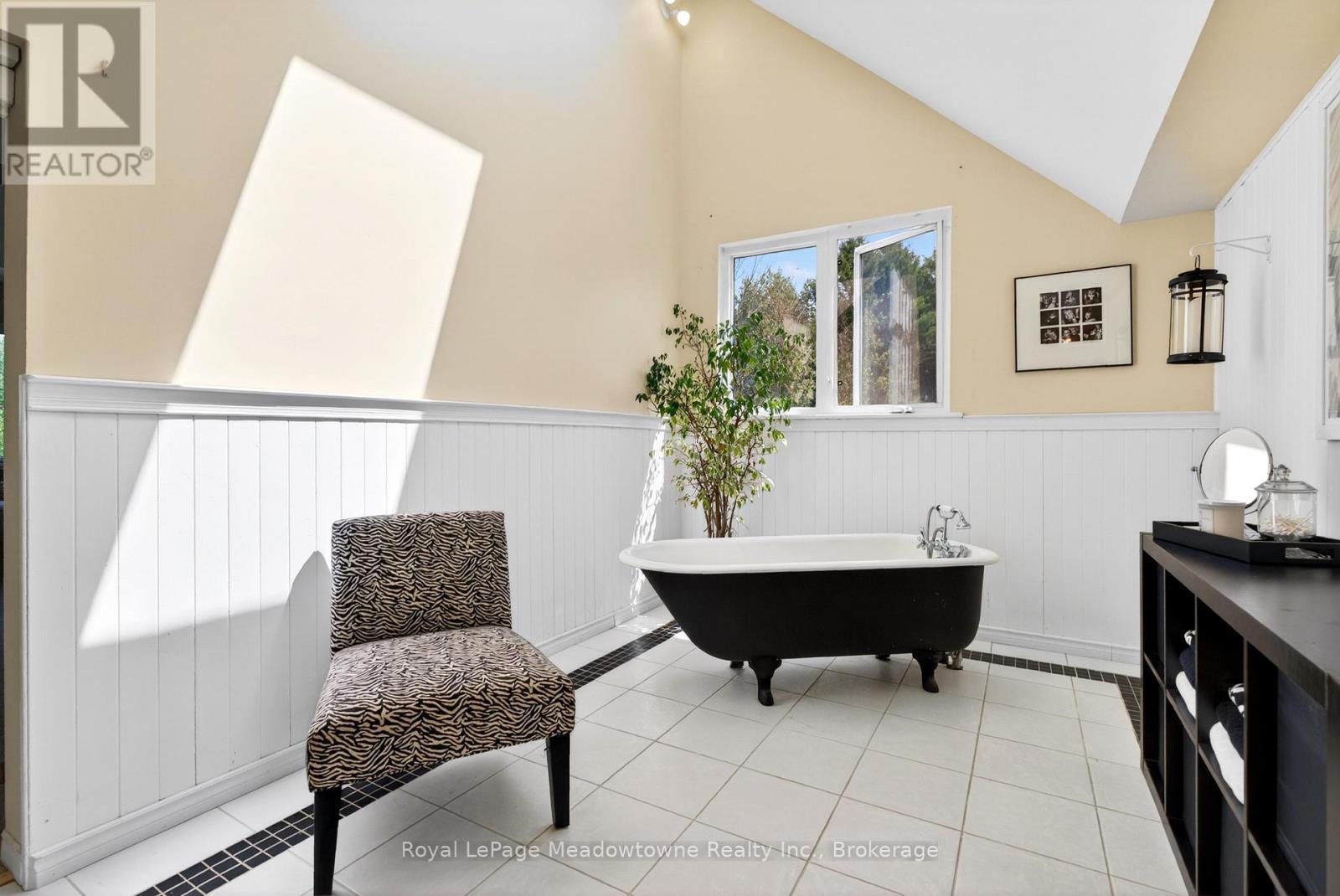 












8122 ERAMOSA GARAFRAXA TOWNLINE

,
Centre Wellington,




Ontario
N1M2W5

