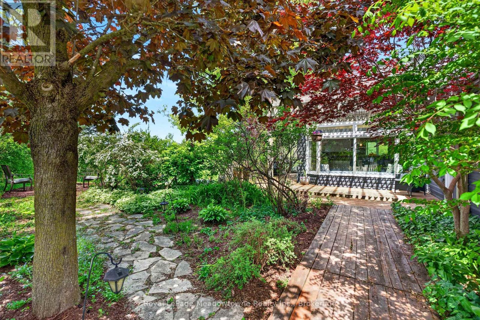 












8122 ERAMOSA GARAFRAXA TOWNLINE

,
Centre Wellington,




Ontario
N1M2W5

