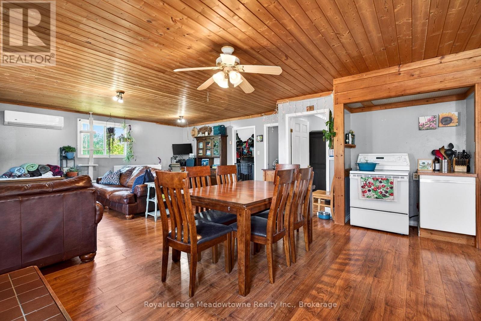 












8122 ERAMOSA GARAFRAXA TOWNLINE

,
Centre Wellington,




Ontario
N1M2W5

