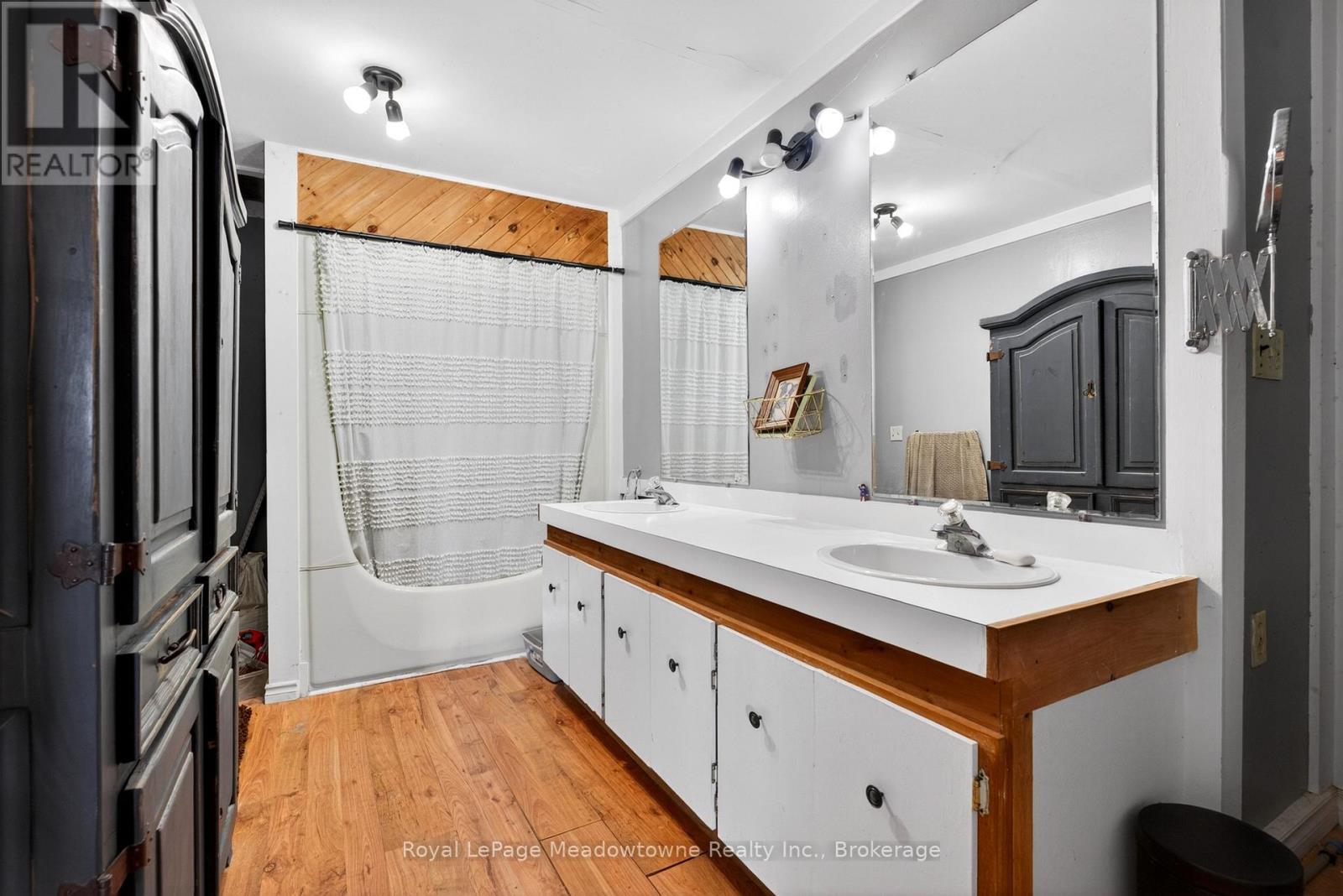 












8122 ERAMOSA GARAFRAXA TOWNLINE

,
Centre Wellington,




Ontario
N1M2W5

