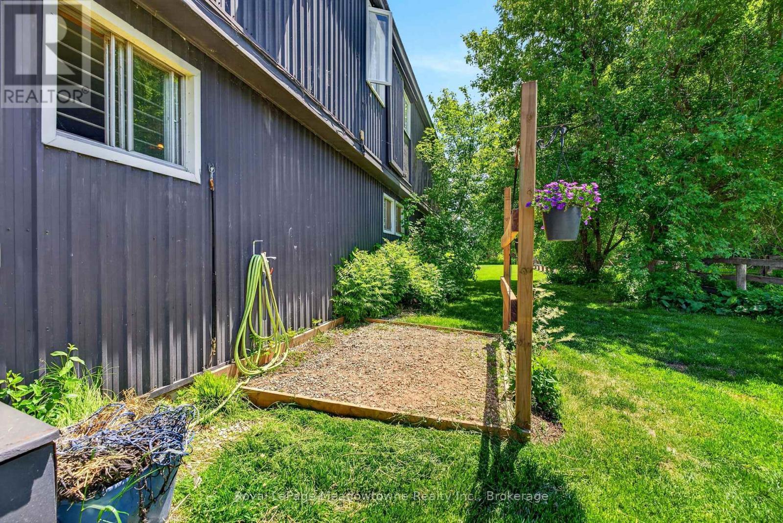 












8122 ERAMOSA GARAFRAXA TOWNLINE

,
Centre Wellington,




Ontario
N1M2W5

