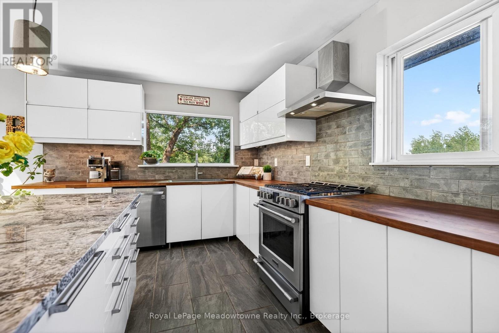 












8122 ERAMOSA GARAFRAXA TOWNLINE

,
Centre Wellington,




Ontario
N1M2W5

