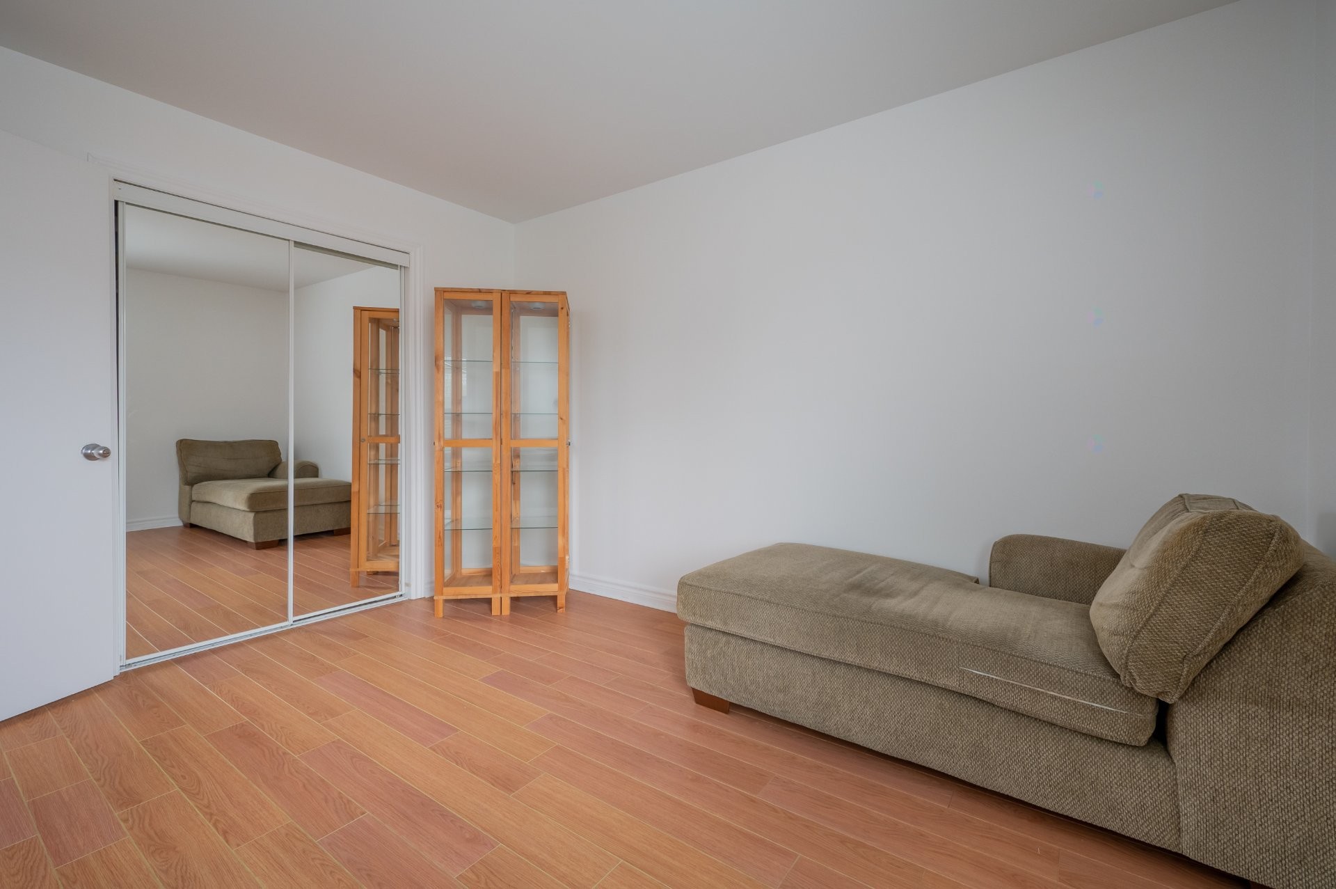 









5377


Boul. Milan

, E,
Brossard,




QC
J4Z2A7

