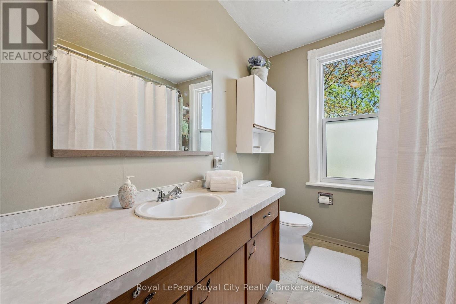 












115 GROVE STREET

,
Guelph (St. George's),




Ontario
N1E2W8

