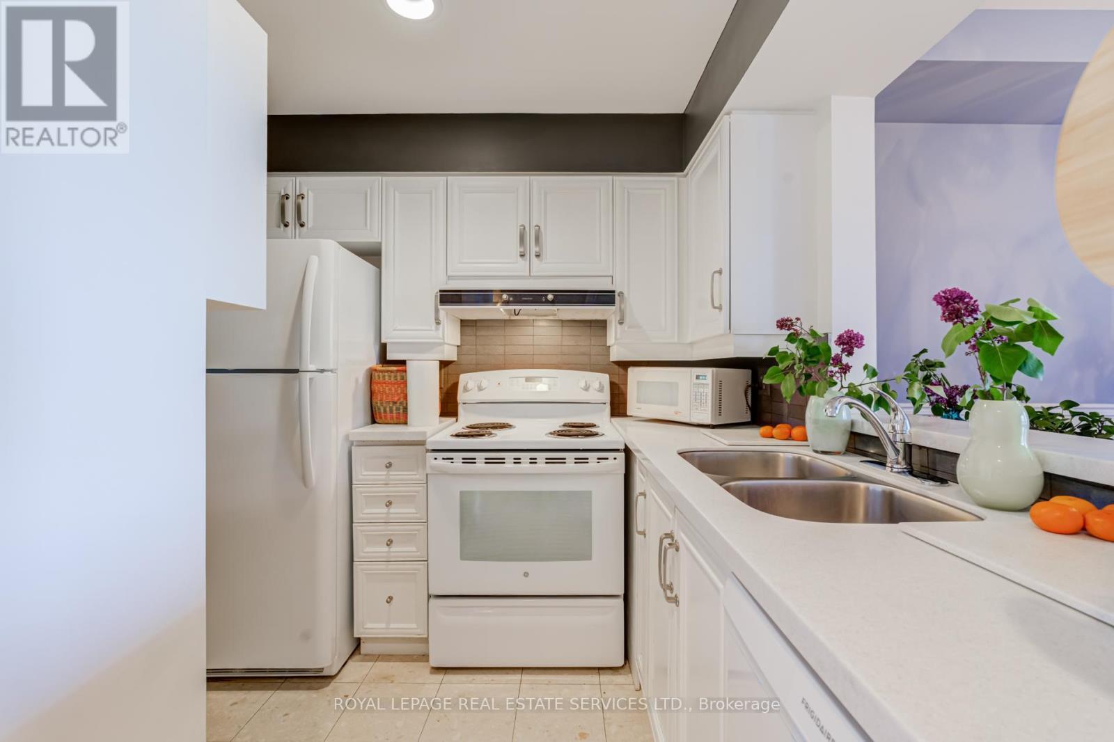 












202 - 1750 BAYVIEW AVENUE

,
Toronto,




Ontario
M4G4H6

