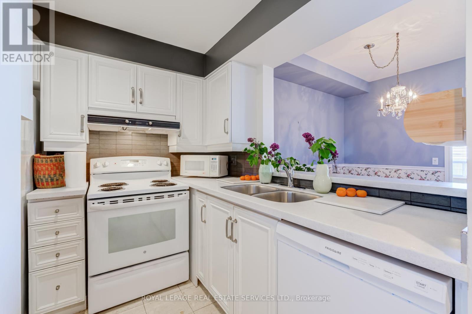 












202 - 1750 BAYVIEW AVENUE

,
Toronto,




Ontario
M4G4H6


