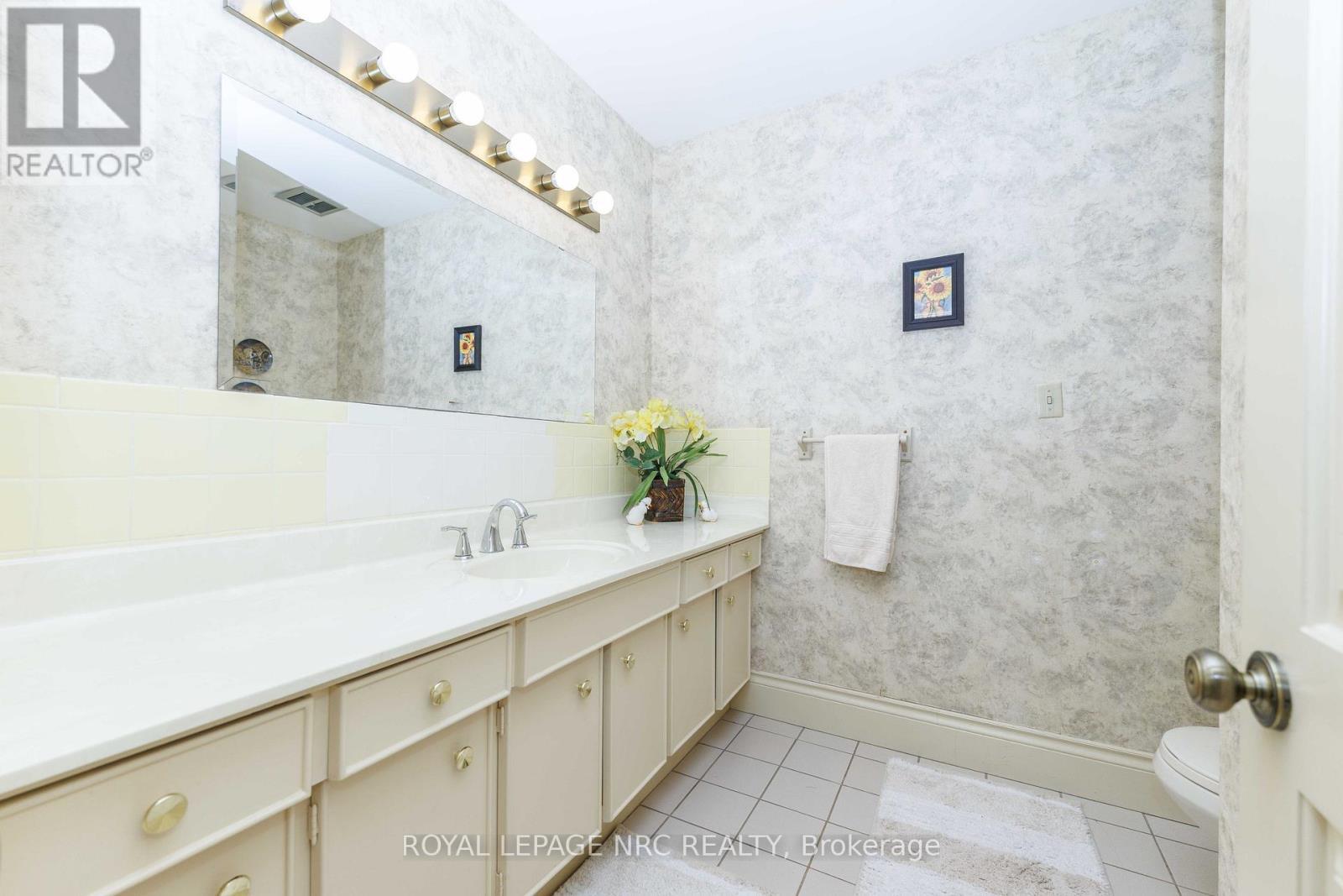 












1273 WINDING TRAIL

,
Mississauga (Applewood),




Ontario
L4Y2T9

