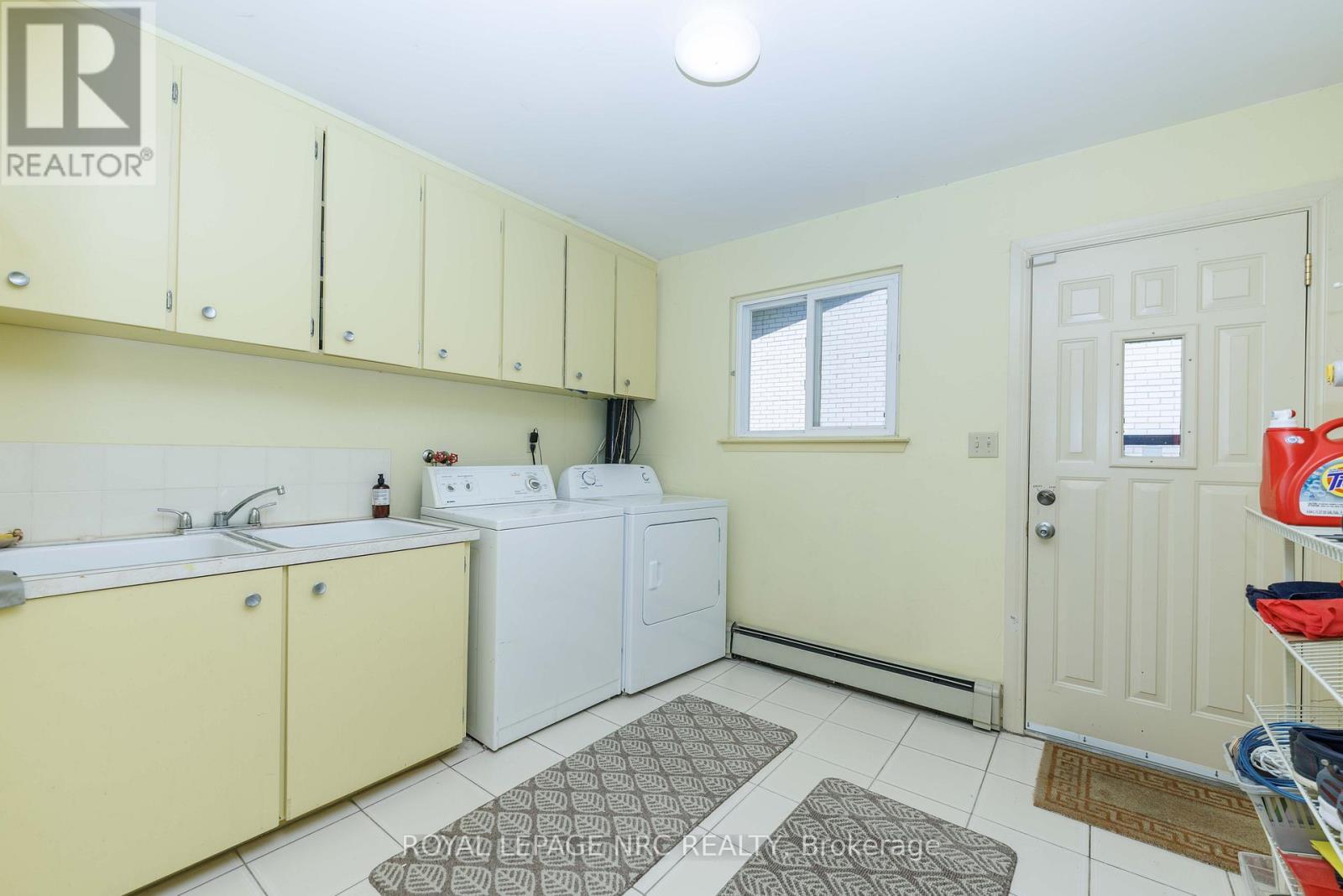 












1273 WINDING TRAIL

,
Mississauga (Applewood),




Ontario
L4Y2T9

