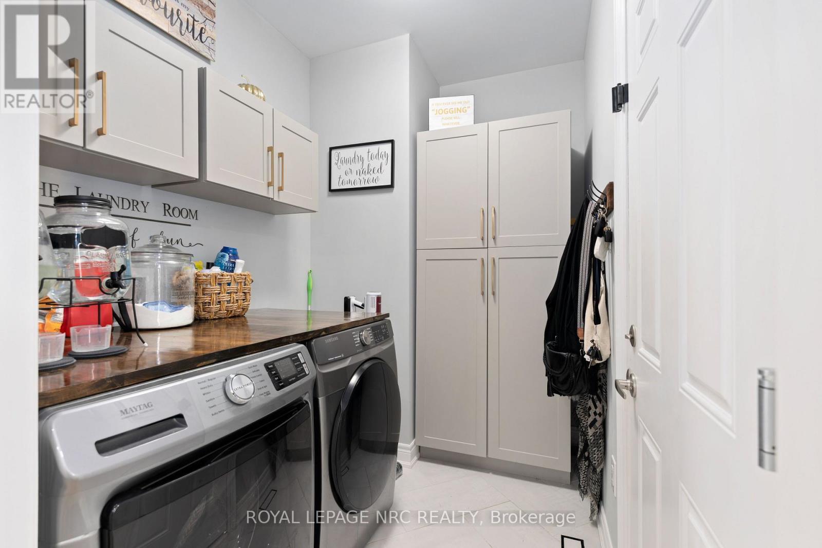 












2895 ARROWSMITH COURT

,
Fort Erie (Black Creek),




Ontario
L0S1S0

