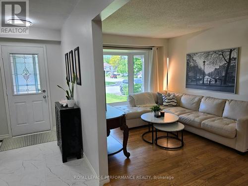 Welcoming living rm off of the main entry.