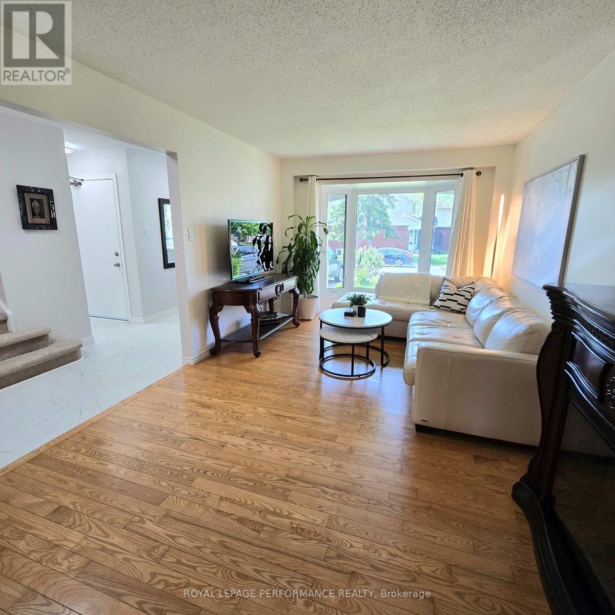 












61 HAWLEY CRESCENT

,
Ottawa,




Ontario
K2M1T4

