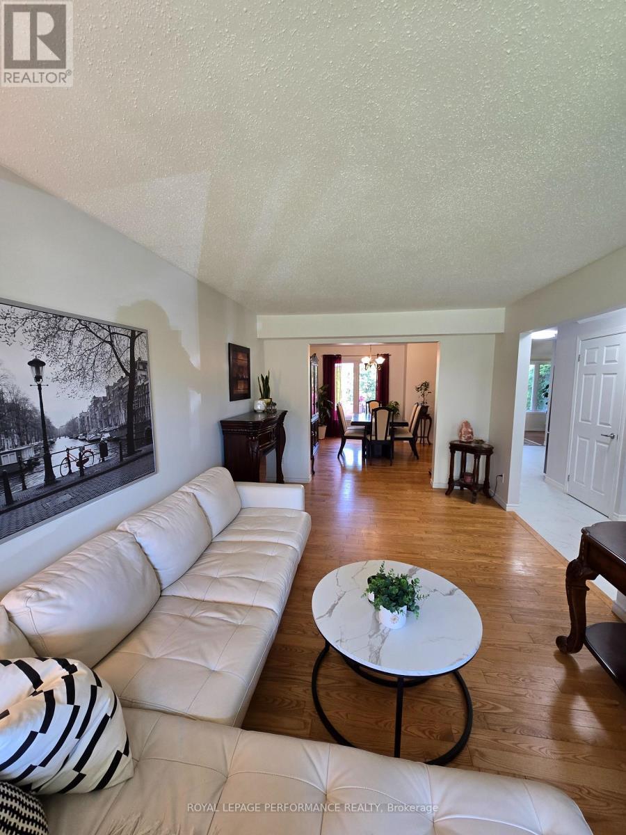 












61 HAWLEY CRESCENT

,
Ottawa,




Ontario
K2M1T4

