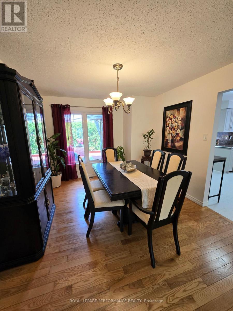 












61 HAWLEY CRESCENT

,
Ottawa,




Ontario
K2M1T4

