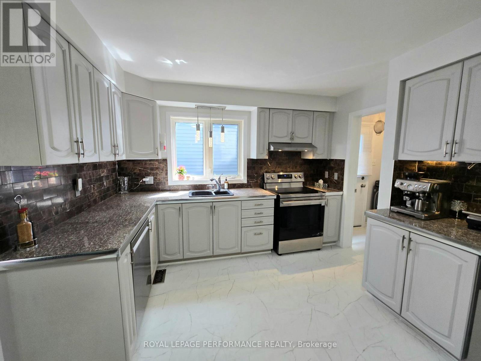 












61 HAWLEY CRESCENT

,
Ottawa,




Ontario
K2M1T4

