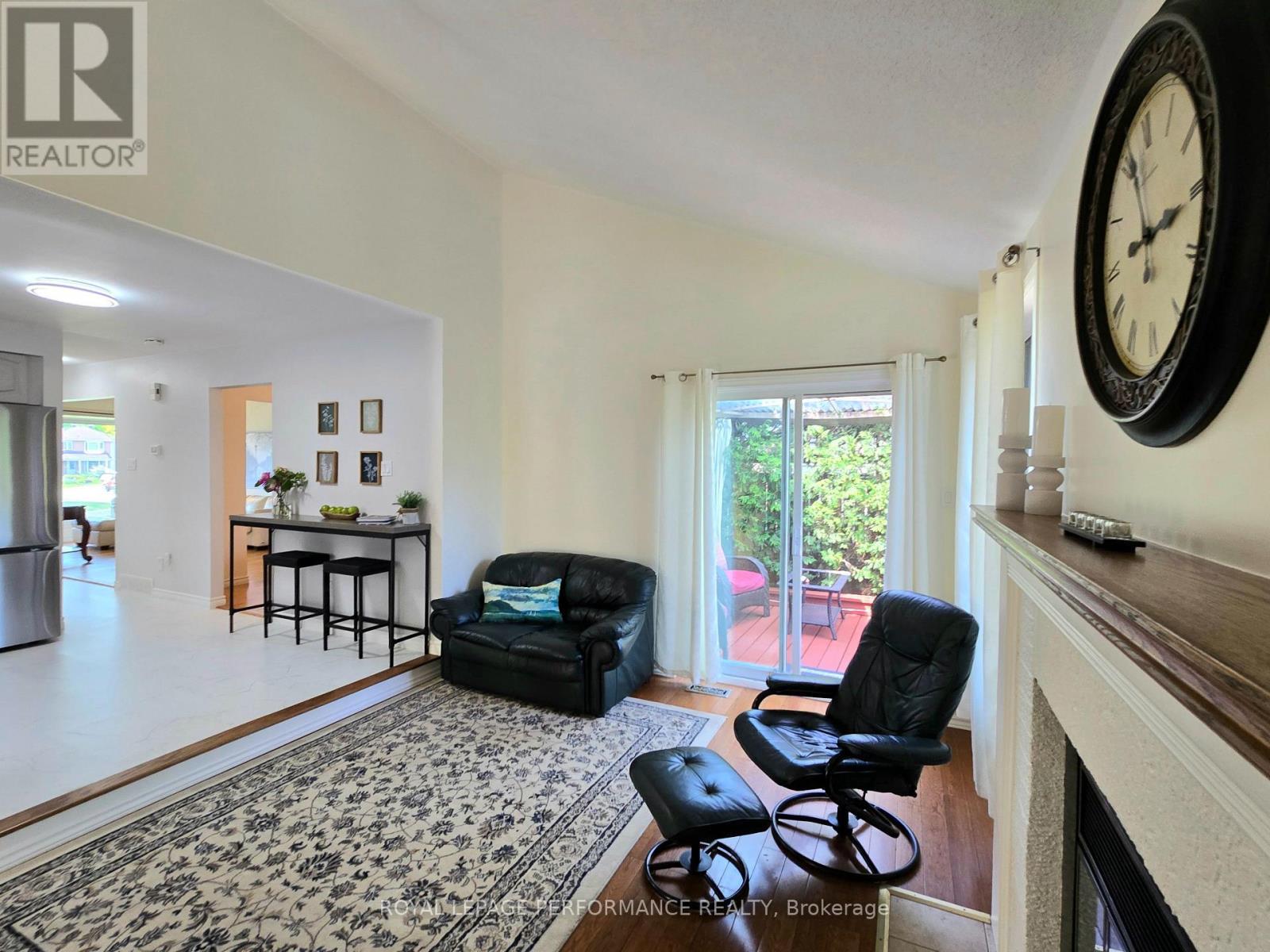 












61 HAWLEY CRESCENT

,
Ottawa,




Ontario
K2M1T4

