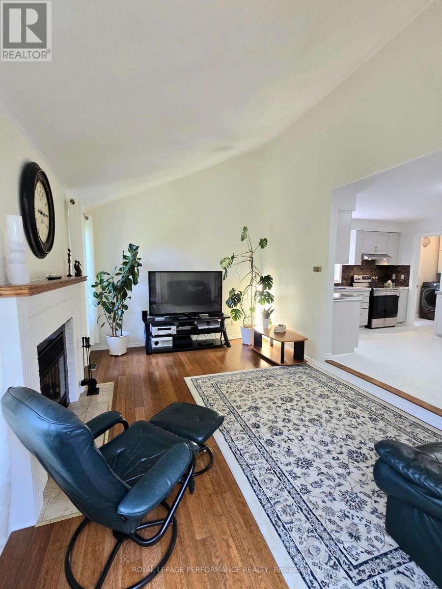 












61 HAWLEY CRESCENT

,
Ottawa,




Ontario
K2M1T4

