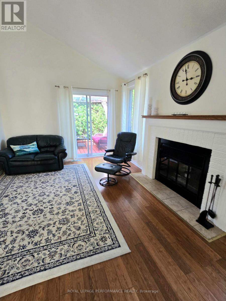 












61 HAWLEY CRESCENT

,
Ottawa,




Ontario
K2M1T4

