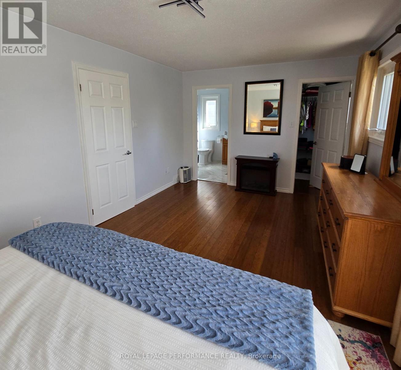












61 HAWLEY CRESCENT

,
Ottawa,




Ontario
K2M1T4

