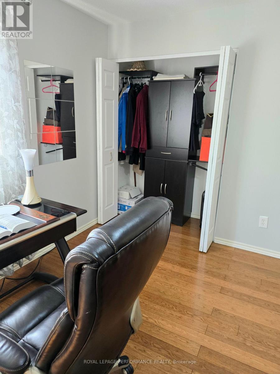 












61 HAWLEY CRESCENT

,
Ottawa,




Ontario
K2M1T4

