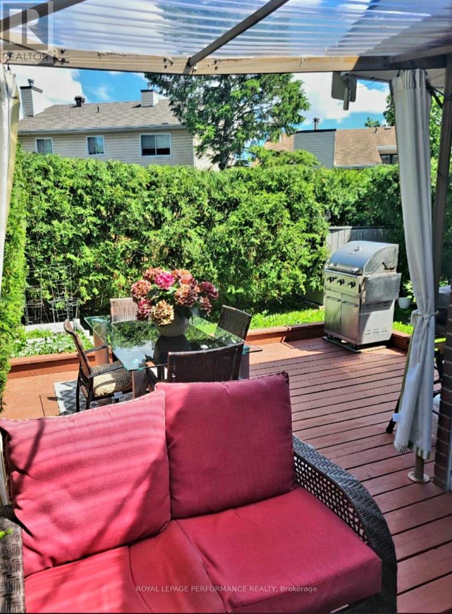 












61 HAWLEY CRESCENT

,
Ottawa,




Ontario
K2M1T4

