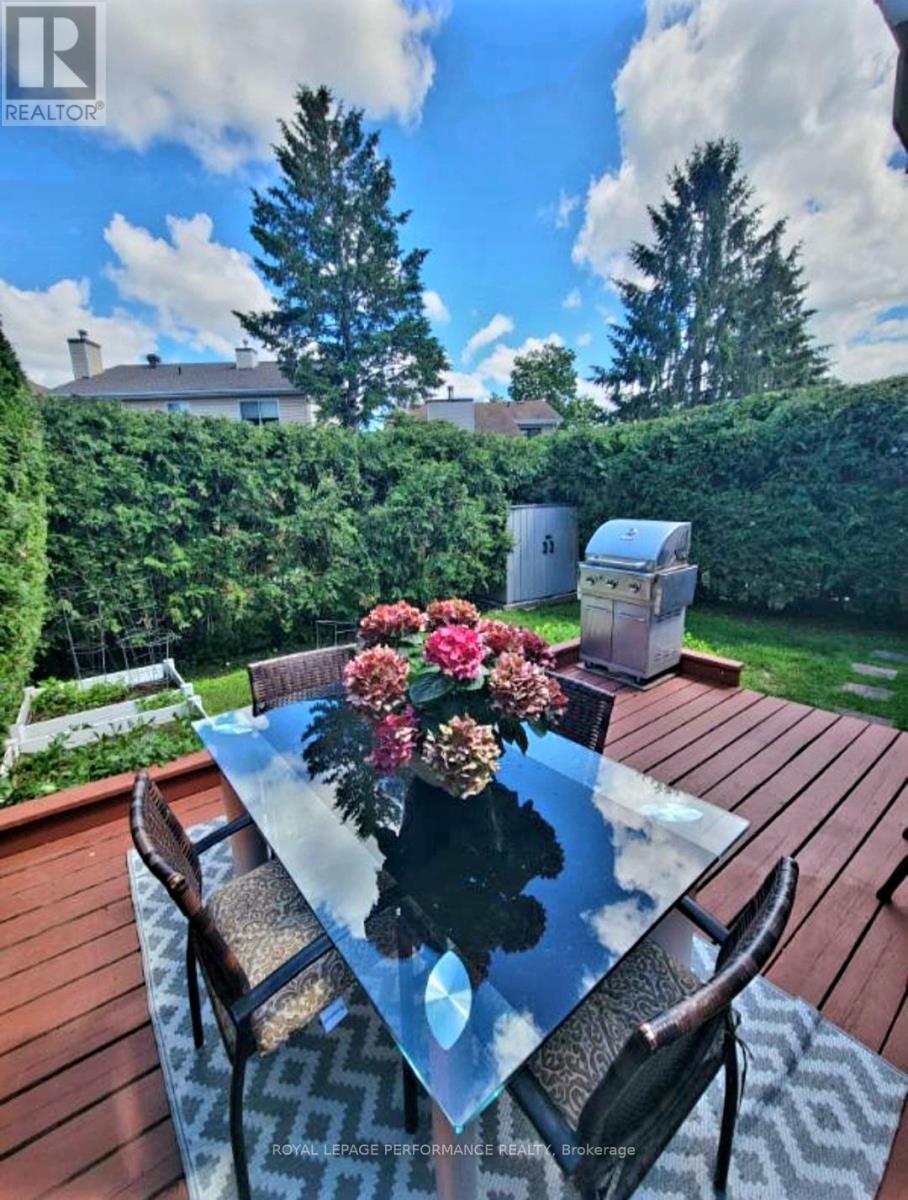 












61 HAWLEY CRESCENT

,
Ottawa,




Ontario
K2M1T4


